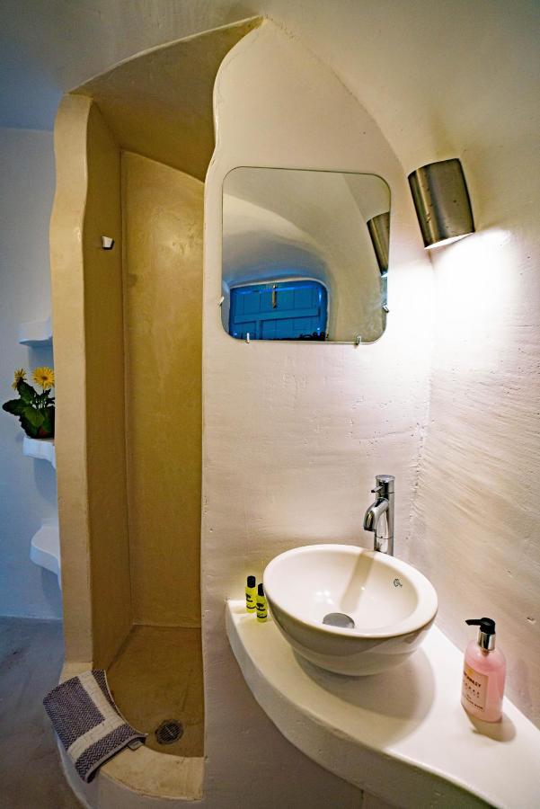 Bonita Santorini Cave Apartment Exo Gonia Bagian luar foto